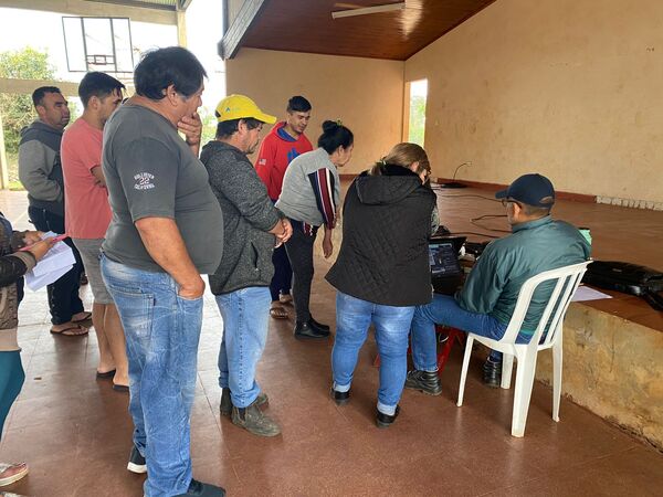ANDE brinda atención al cliente y realiza desconexiones en el Barrio Ita Paso de Encarnación