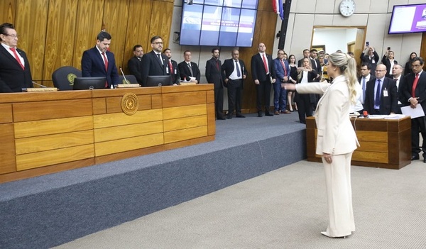 Jura esposa de Alliana como Diputada por Ñeembucú