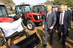 Gobierno entrega maquinarias para la formación de jóvenes de escuelas agrícolas - .::Agencia IP::.