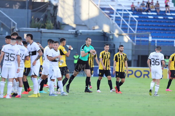 Versus / El análisis arbitral del polémico penal para Olimpia: "Realiza un movimiento adicional..."