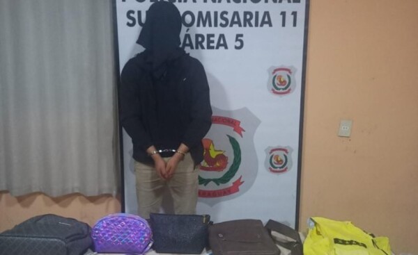 Tres detenidos tras asaltar a estudiante al salir de la universidad