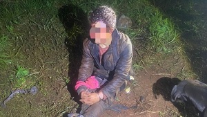 Vecinos hartos retienen y “corrigen” a supuesto ladrón en Minga Guazú - Noticias Paraguay
