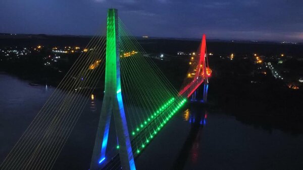 Imponente juego de luces del Puente de la Integración - .::Agencia IP::.