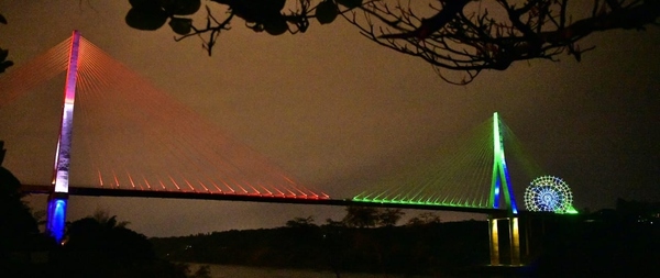 Realizan prueba de lumínica del Puente de la Integración con los colores de Paraguay y Brasil
