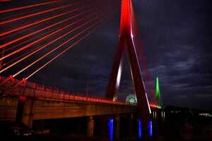 Realizan prueba de lumínica del Puente de la Integración con los colores de Paraguay y Brasil