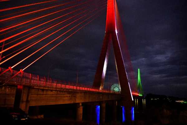 Realizan prueba de lumínica del Puente de la Integración con los colores de Paraguay y Brasil