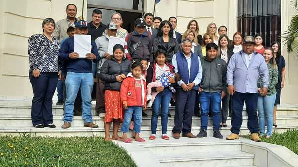 Gobierno transfiere títulos de propiedad de más de cuatro mil hectáreas a favor de comunidades indígenas - .::Agencia IP::.
