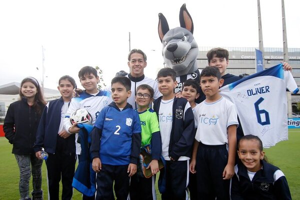 Matias Segovia visitó su antigua escuela y compartió con los niños en Paraguay