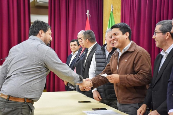 Gobernación de Itapúa entrega aportes económicos a estudiantes y equipamiento médico a hospitales
