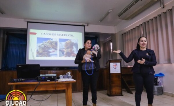 Alumnos de colegios de CDE reciben charlas sobre tenencia de animales