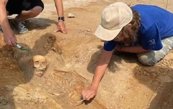Hallan a niño enterrado boca abajo con candado ‘antivampiros’ para que no se levante en Polonia – Prensa 5