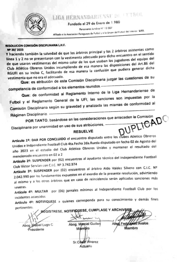 Insólito: Sancionan a árbitro por suspender partido tras ser agredido - La Clave