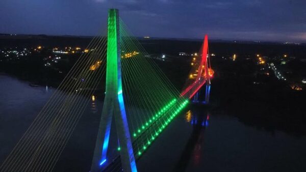 Imponente juego de luces del Puente de la Integración