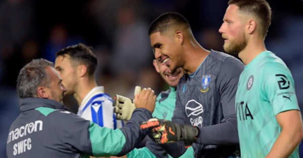 Versus / Devis Vásquez debutó en Inglaterra y fue figura tapando dos penales