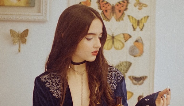 "Falling Apart", la propuesta sanadora de Ana Blosset - Teleshow