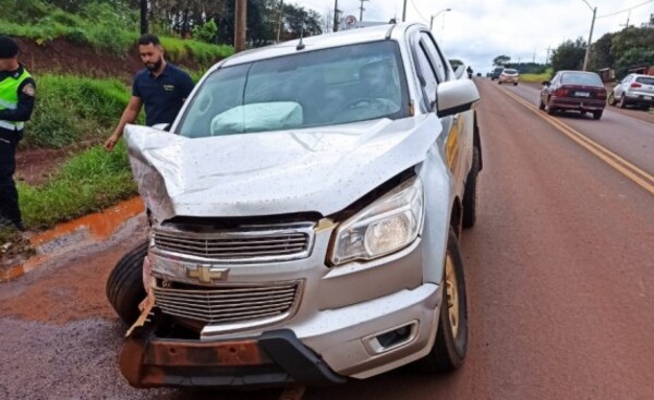 Violento choque entre dos camionetas en Tavapy