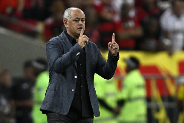 Versus / Francisco Arce pide no ser "atarantados" por la "necesidad del gol"