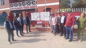 Obreros de comuna de Puerto Casado se manifestaron por falta de pago y despidos