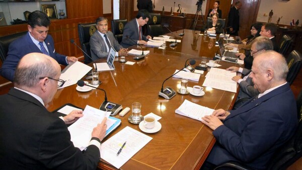 Según ministro, Justicia en crisis por renuncias masivas