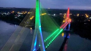 Puente de Integración luce colores de banderas de Paraguay y Brasil