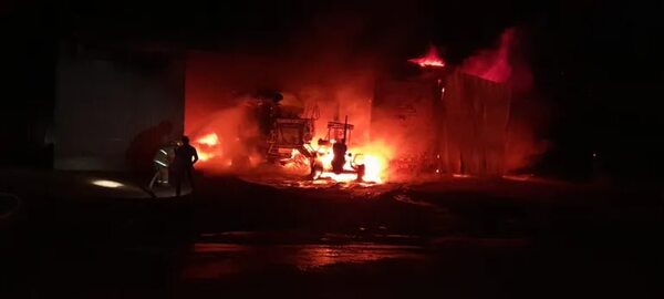 Incendio destruyó un galpón con maquinaria agrícola y un tractocamión - ABC en el Este - ABC Color