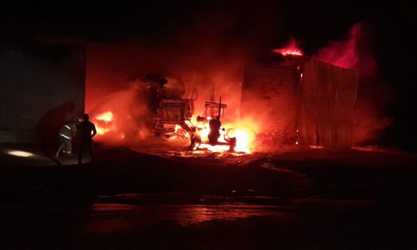 Galpón se incendia en Naranjal y se incineran 7 tractores