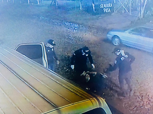 VESTIDOS DE POLICÍAS INTENTAN ASALTAR A UNA PERSONA FRENTE A UNA PANADERÍA EN PDTE FRANCO - La Voz del Norte