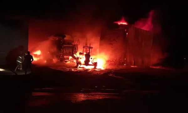 Incendio destruyó un galpón con maquinaria agrícola y un tractocamión en Naranjal