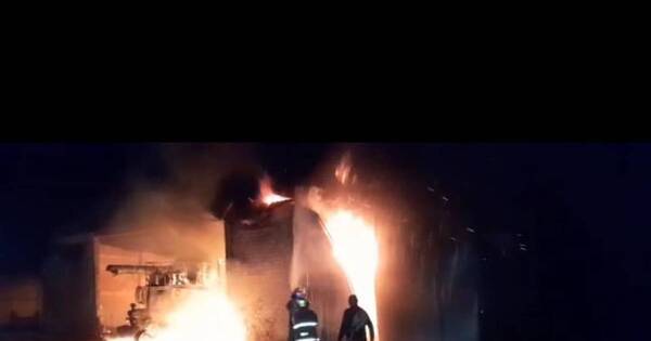 La Nación / En Naranjal, incendio de galpón consumió un tractocamión y seis máquinas agrícolas