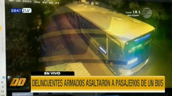 Delincuentes armados asaltan a pasajeros en el interior de un ómnibus en Itauguá
