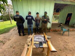 Detienen a un fulano con un arma como la que se habría utilizado para matar a peque
