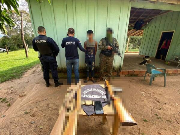 Detienen a un fulano con un arma como la que se habría utilizado para matar a peque
