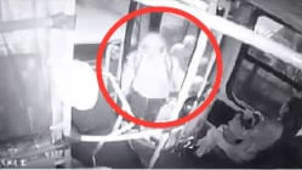Pelan a pasajeros de un bus que salía de su parada