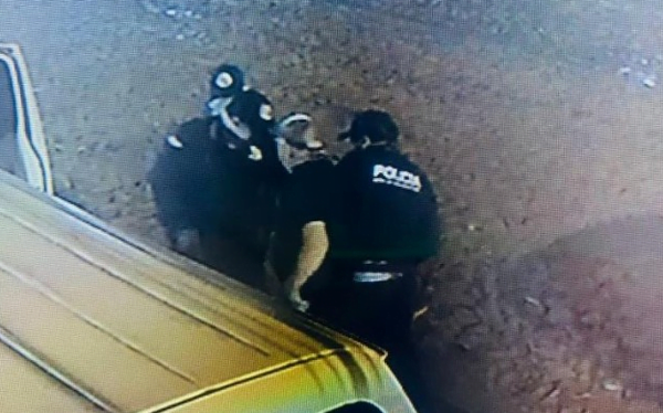 Disfrazados de policías asaltaron a un hombre - Noticiero Paraguay