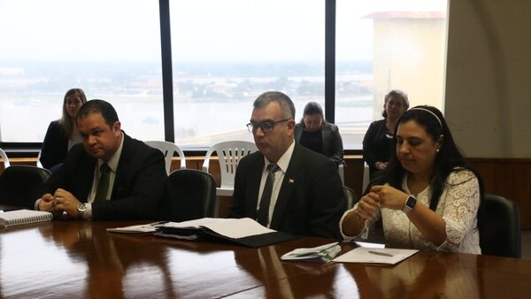 Titular del MEC: Diputados "quitan almuerzo escolar" a los niños al derogar convenio