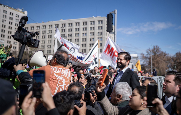Boric se salta protocolo e interviene con megáfono en manifestación por vivienda digna - MarketData