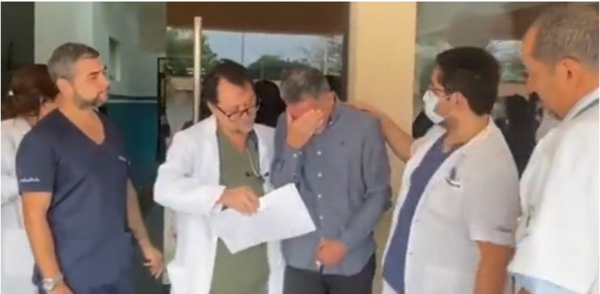 (VIDEO) La emocionante despedida del doctor Eduardo Pío Alfieri del hospi de Acosta Ñu