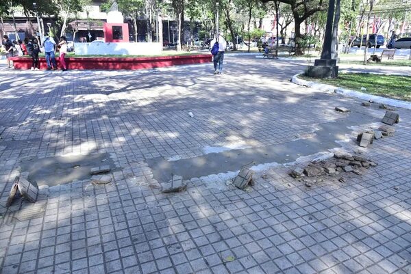 A las apuradas, “Nenecho” realiza unos vergonzosos remiendos en microcentro - Nacionales - ABC Color