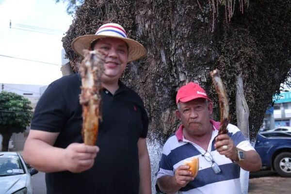 Almuerzo con "colaboradores" que arreglaron la explanada de la gobernación