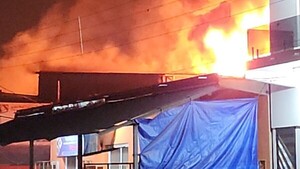 Depósito de combustible arde en llamas en Nanawa