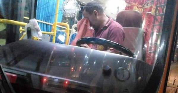 La Nación / Banda desvalijó a punta de armas a 15 pasajeros