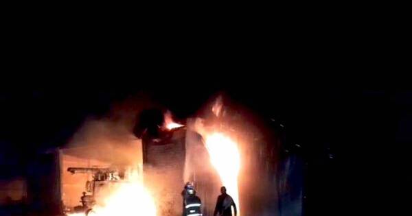 La Nación / Incendio consumió máquinas agrícolas
