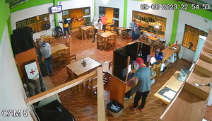 Gavilla toma por asalto una pizzería y roba dinero, celulares y hasta gaseosas - La Clave
