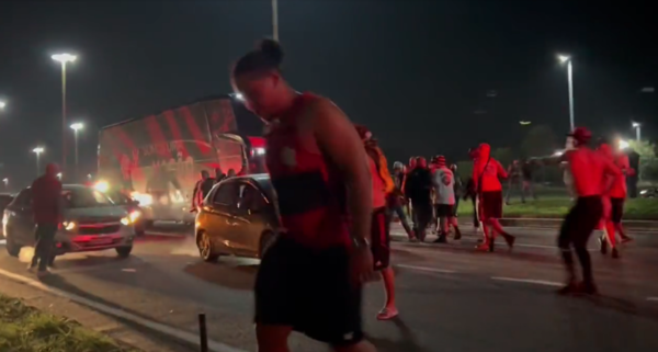 Versus / Plantel de Flamengo fue recibido en Río en medio de críticas e insultos