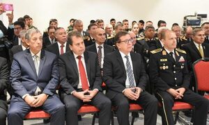 Nicanor Duarte Frutos recibió reconocimiento por apoyo de la EBY a la Policía Nacional