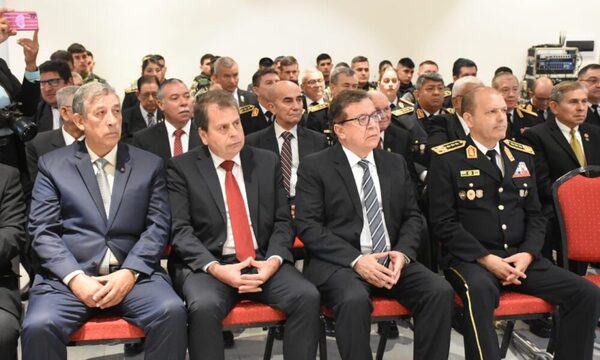 Nicanor Duarte Frutos recibió reconocimiento por apoyo de la EBY a la Policía Nacional