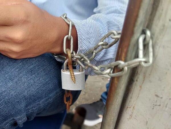 Padre de hija con malformación congénita se encadenará si el Estado no le ayuda · Radio Monumental 1080 AM