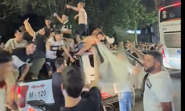 (VIDEO)Loco festejo de hinchas franjeados en la patrullera