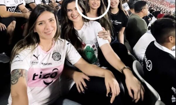 Supuesta novia de Tito compartió con la familia de Vita en la cancha