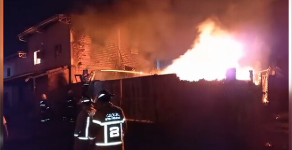Nanawa: Bomberos controlan voraz incendio en un depósito - Unicanal